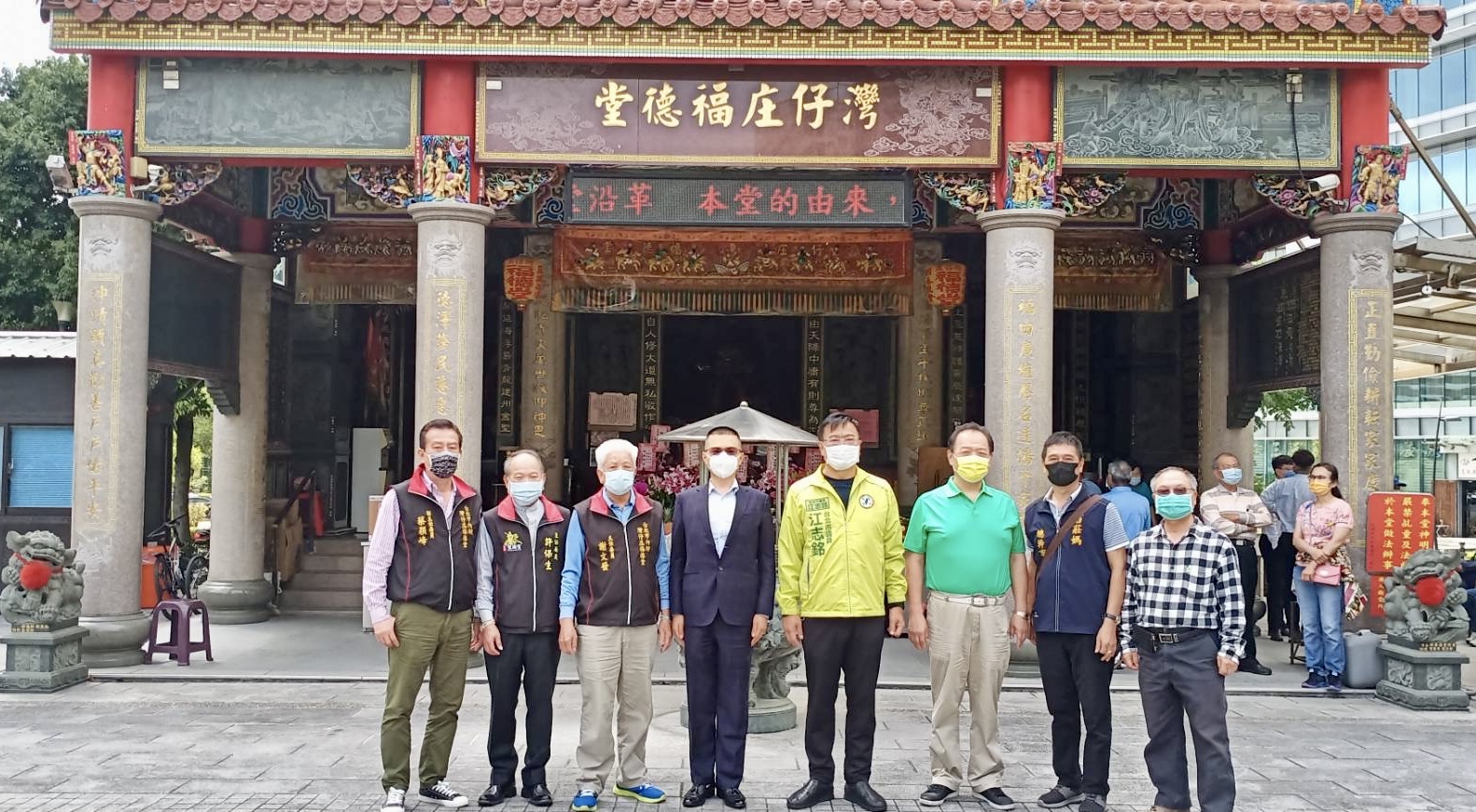 圖片說明:灣仔庒福德堂謝文發主委、汾陽聖德宮許保生主委、鳳山殿楊建義主委、信天宮王科財主委及興南宮林東慶主委代表接受捐贈。(記者葉鈞宇翻攝)