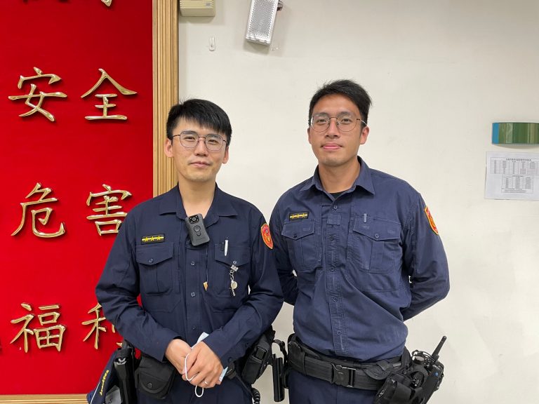 圖片說明：文德派出所警員邱子豪(左)、吳東憲(右)。(記者宋紹誠翻攝）