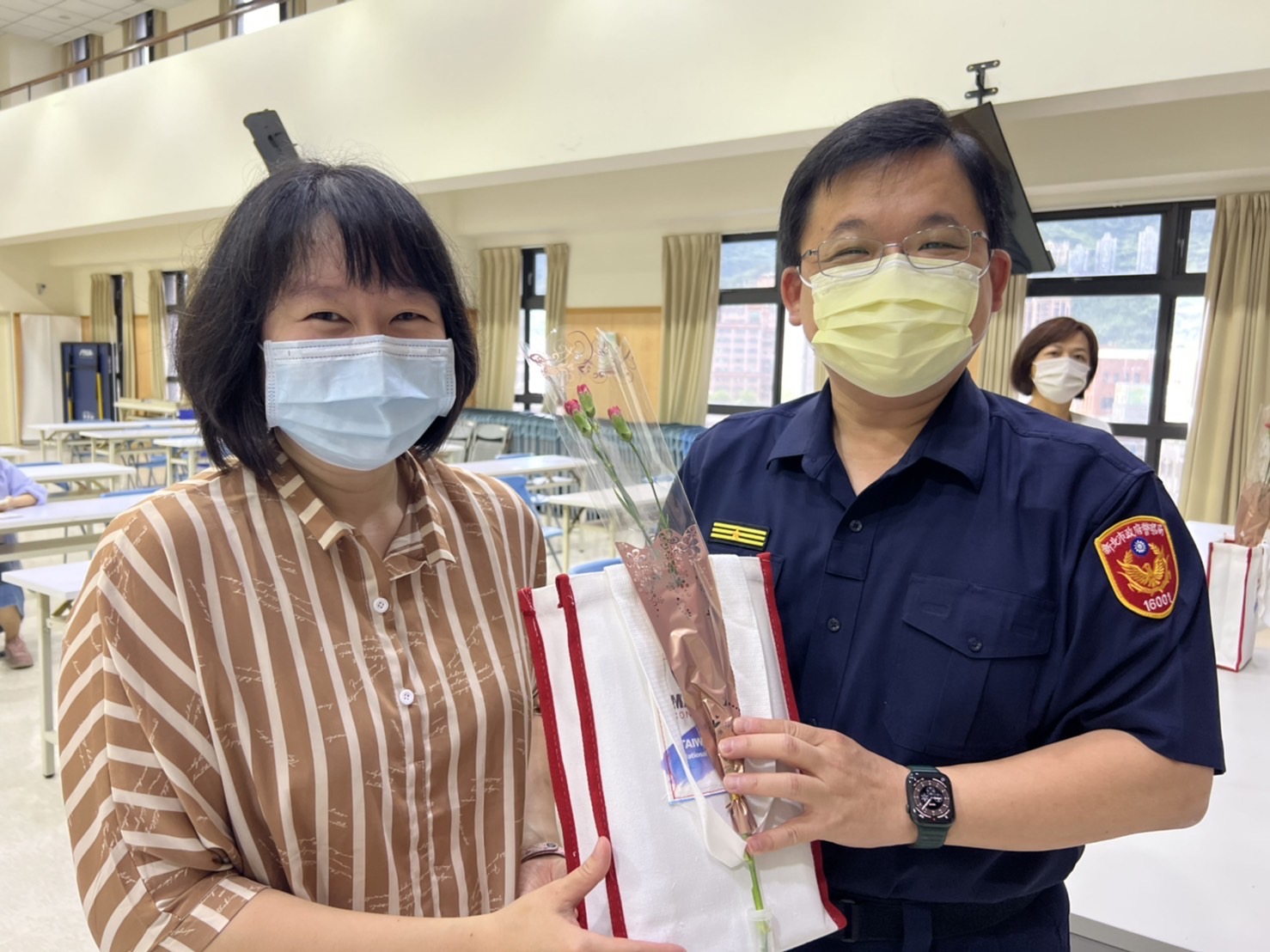 圖片說明：分局長林詮峰特地挑選七種禮品提供分局警媽媽們自由選擇。(記者馬治薇翻攝）