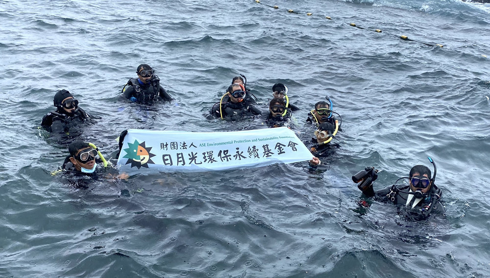 圖片說明：龍洞灣潛水教練團率日月光環保潛水隊執行2022年第一次淨海活動。（圖/財團法人日月光環保永續基金會提供）