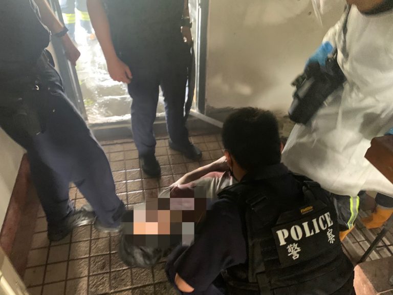 圖片說明：汐警為免傷害擴大，開槍壓制丟汽油彈之黃嫌。（記者徐煜勝翻攝）