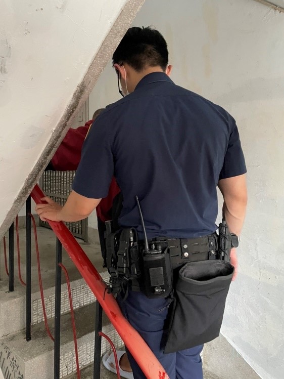 團片說明：永和警確保陳姓老翁平安入內後才放心離開。（記者徐煜勝翻攝）
