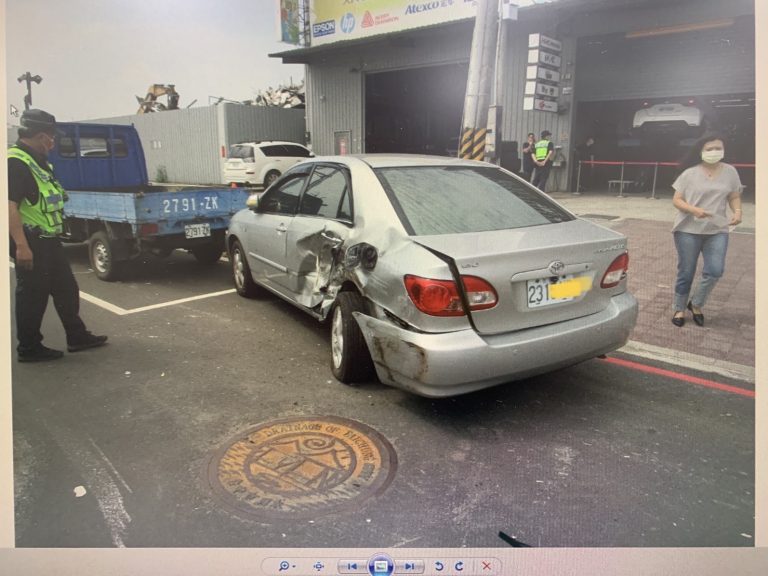 圖片說明 : 王嫌行經環中路768號之10失控擦撞路邊停停車格內之自小客23**-ND號，自小貨27**-ZK。 (記者 江雁武翻攝)