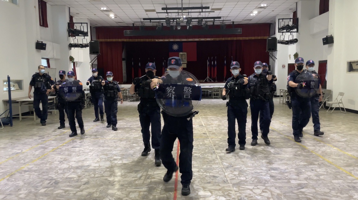圖片說明：新北霹靂警手持圓盾加強模擬訓練。（記者徐煜勝翻攝）