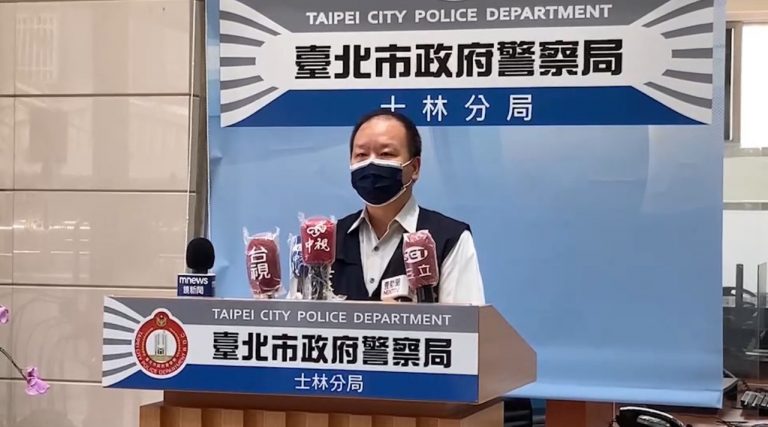 圖片說明：偵查隊副隊長林顏興說明畫面。(記者林鈞澤翻攝)