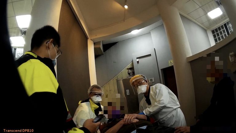 圖片說明：文聖所警員王大任、呂祈穎獲報後迅速趕赴現場。(記者葉鈞宇翻攝)