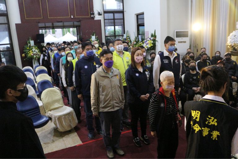 圖片說明；沙崙派出所巡佐高文正不幸於4月16日因肝衰竭辭世，享年53歲，日前在板橋殯儀館崇仁廳舉行告別式。（記者馬治薇翻攝）