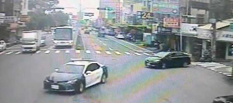 圖片說明 : 王員以警車開道協助男童火速抵達亞大醫院，使原本需20分鐘路程，最後只花5分鐘即趕到醫院!