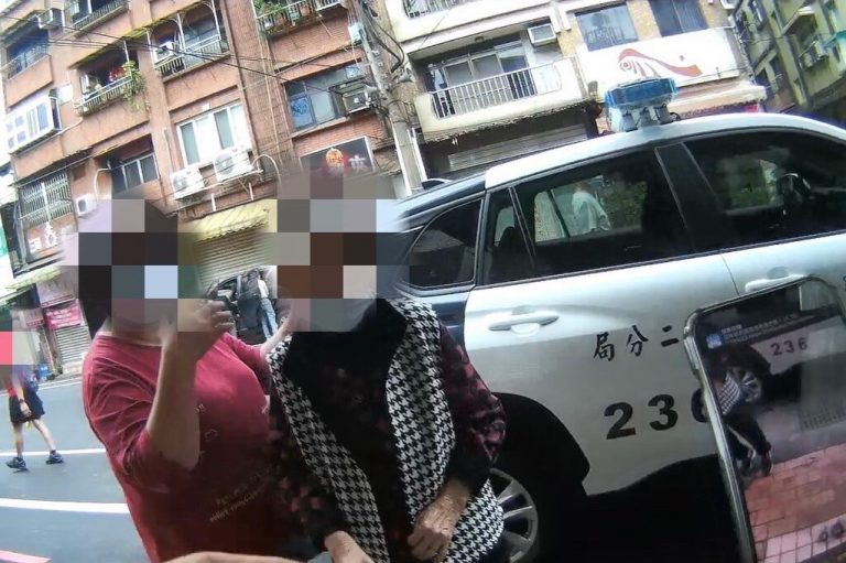 圖片說明：員警陳理昂到場發現，九旬王姓老婦人精神恍惚，無法完整回答姓名。(記者宋紹誠翻攝)