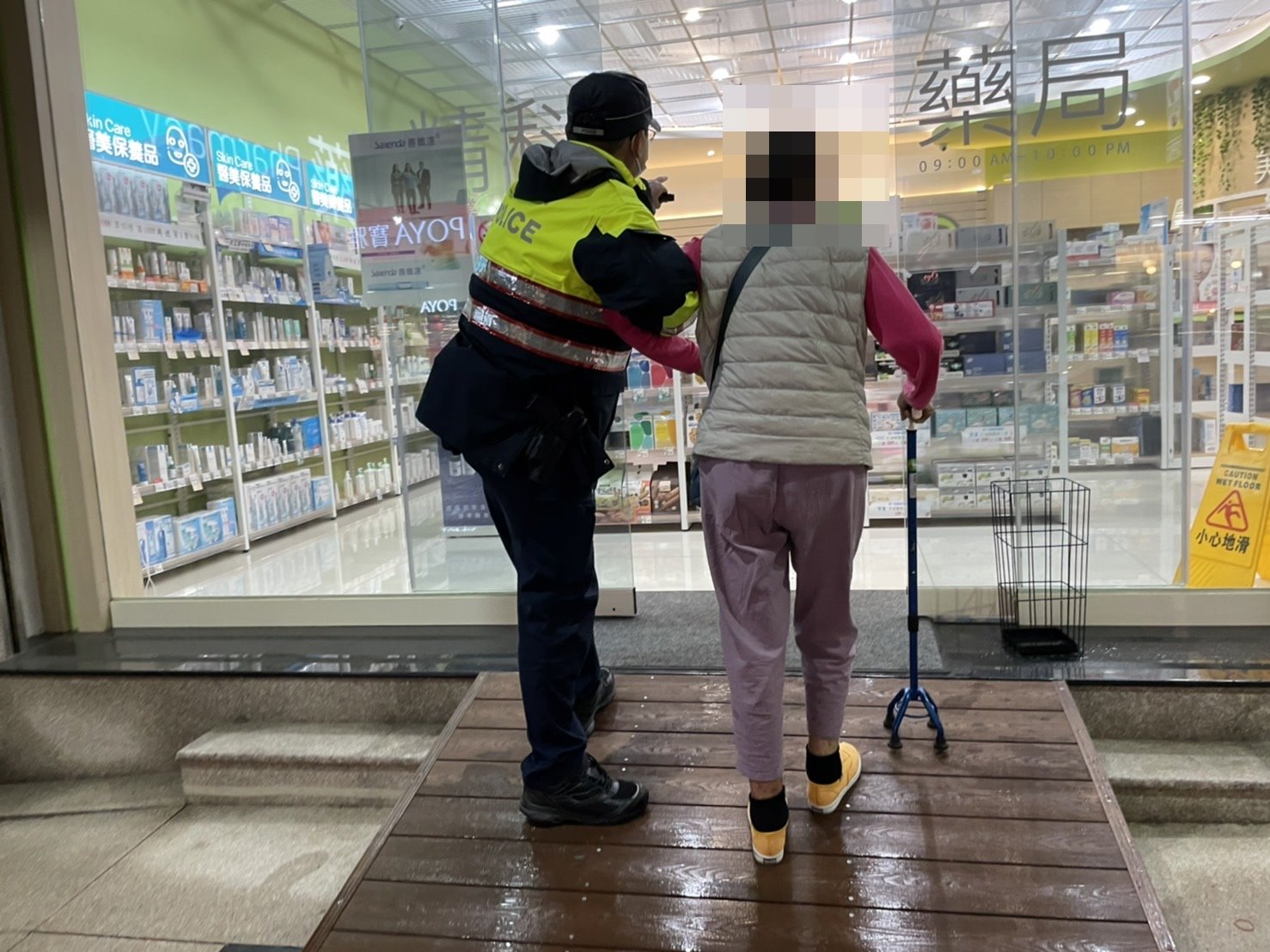 圖片說明：阿嬤雨中身體不適馬路上，臺中市警察局第四分局春社派出所所長邱柏昌眼尖發現，立即上前關懷並攙扶過馬路及時化險為夷。(記者謝榮浤翻攝)