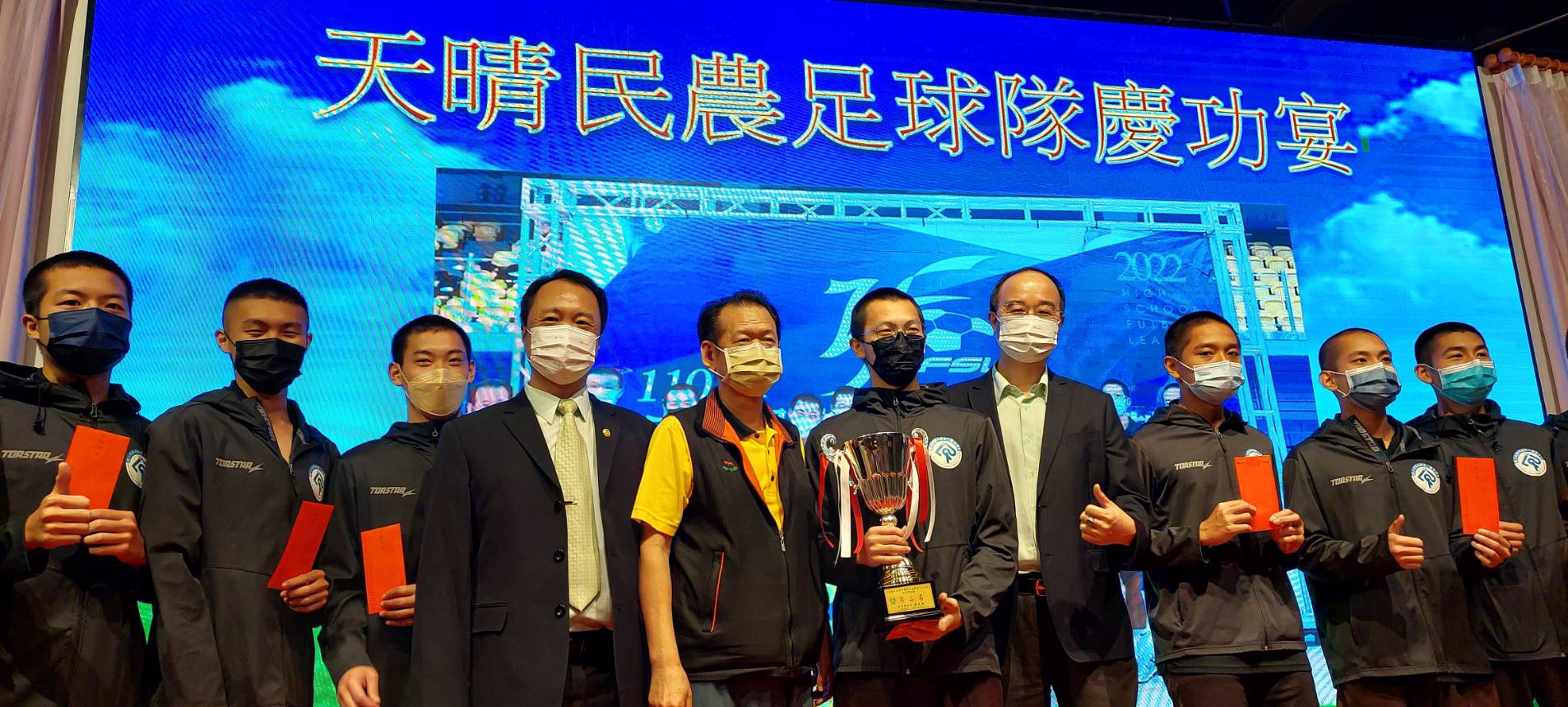 圖片說明:天晴能源民雄農工足球隊獲得亞軍其中九隊員入選國家隊將出國比賽。(記者劉治強攝)
