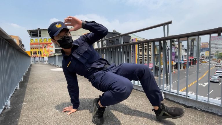 警員高銘聲更是大秀舞技，以「Breaking」方式隨著鏡頭轉換，帶民眾一探警察執勤日常，並融入地方特色，取代傳統較為單調的宣導方式，讓民眾感受警察的創意與親民形象。(記者謝榮浤翻攝)