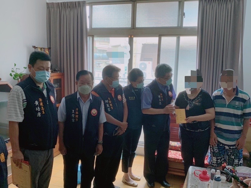 圖片說明:新住民金蘭(右二)接受嘉邑行善團扶助救助金,並感謝行善團徐文志理事長(右三)及嘉義市服務站黃艷薰主任(中)。(記者劉治強攝)