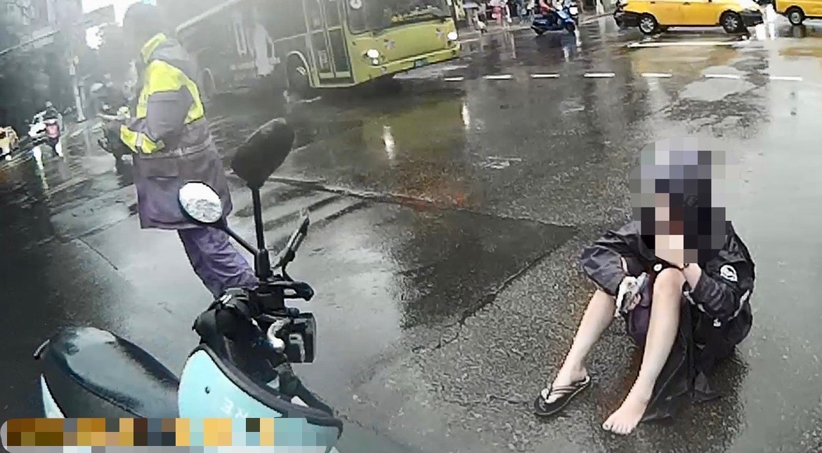 圖片說明：臺北市保安警察大隊巡邏員警在雨勢滂沱中巧遇車禍事故，立即啟動「交通快打」急救援。(記者宋紹誠翻攝）