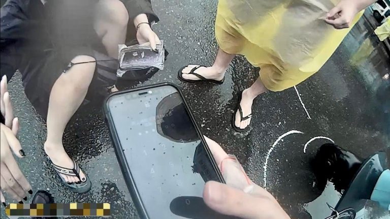 圖片說明：女騎士主動向員警提出：可是我起不來，你可不可以拉我一下？保大暖警聞訊趕緊伸出援手協助。(記者宋紹誠翻攝）
