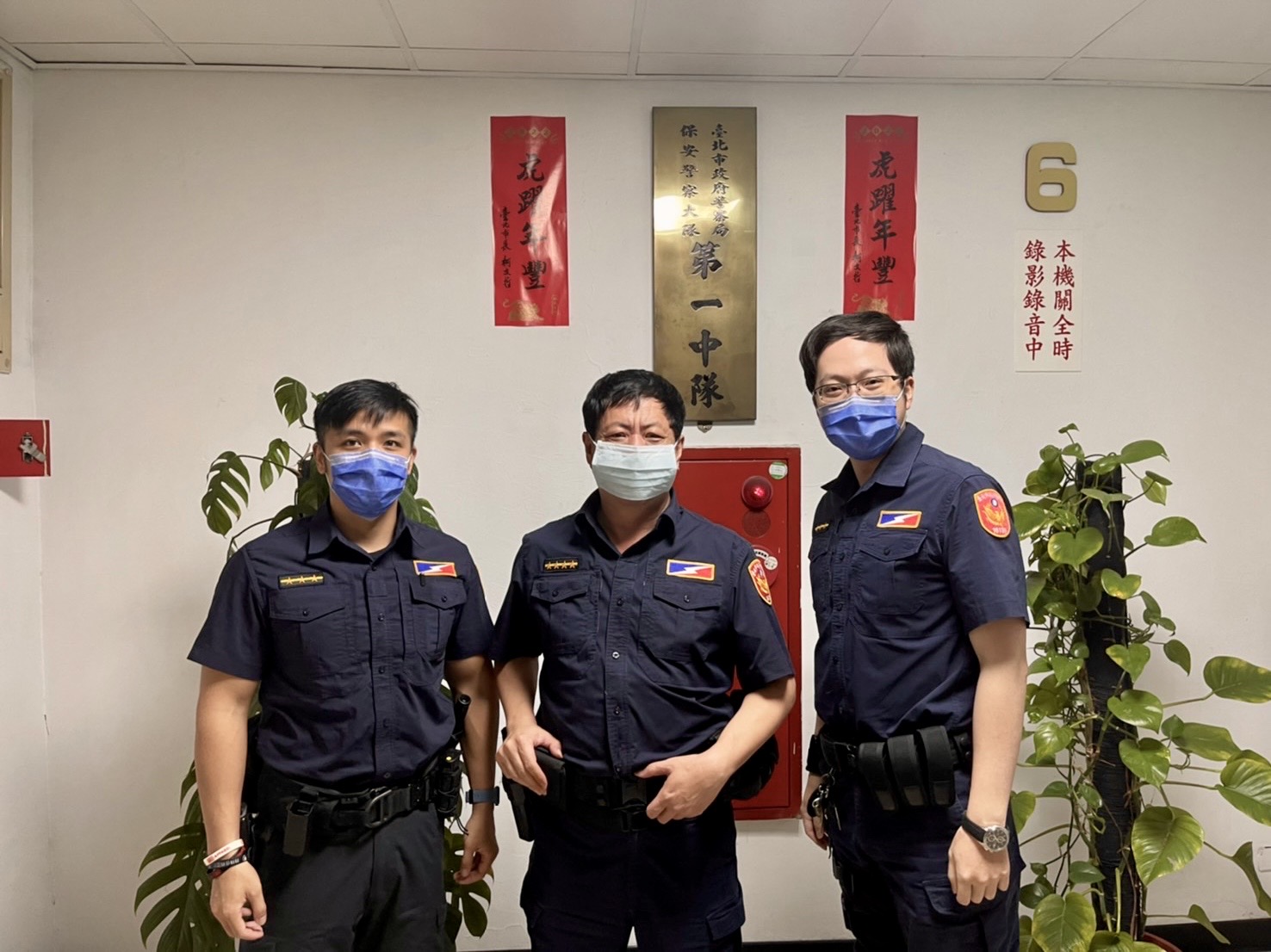 圖片說明：臺北市保安警察大隊第一中隊警員司瑋祺、小隊長廖坤裕，警員呂冠伯等三人(由左至右)。(記者宋紹誠翻攝）