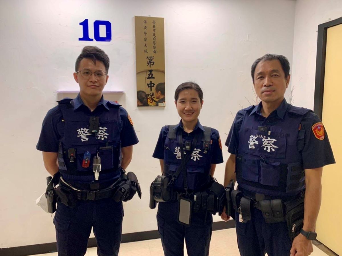 圖片說明:臺北市保安警察大隊第五中隊警員李君翌、涂格閩及小隊長簡永順等3員(由左至右)。(記者宋紹誠翻攝)