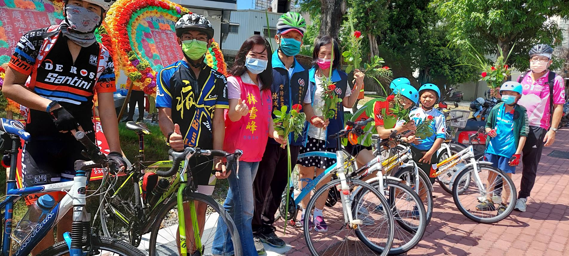 圖片說明 :修緣育幼學童騎單車巡艾草祈福疫情快快過。(記者劉治強攝)