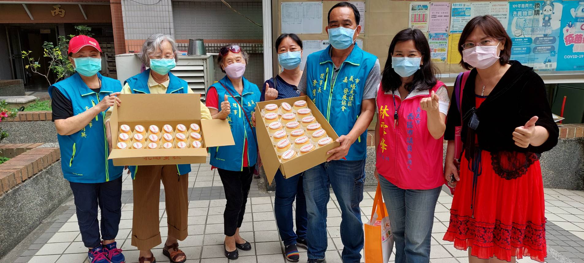 圖片說明:理事長涂煌延帶同理監事林雪峰市議員參選人前往經國新城送蛋糕。(記得劉治強攝)