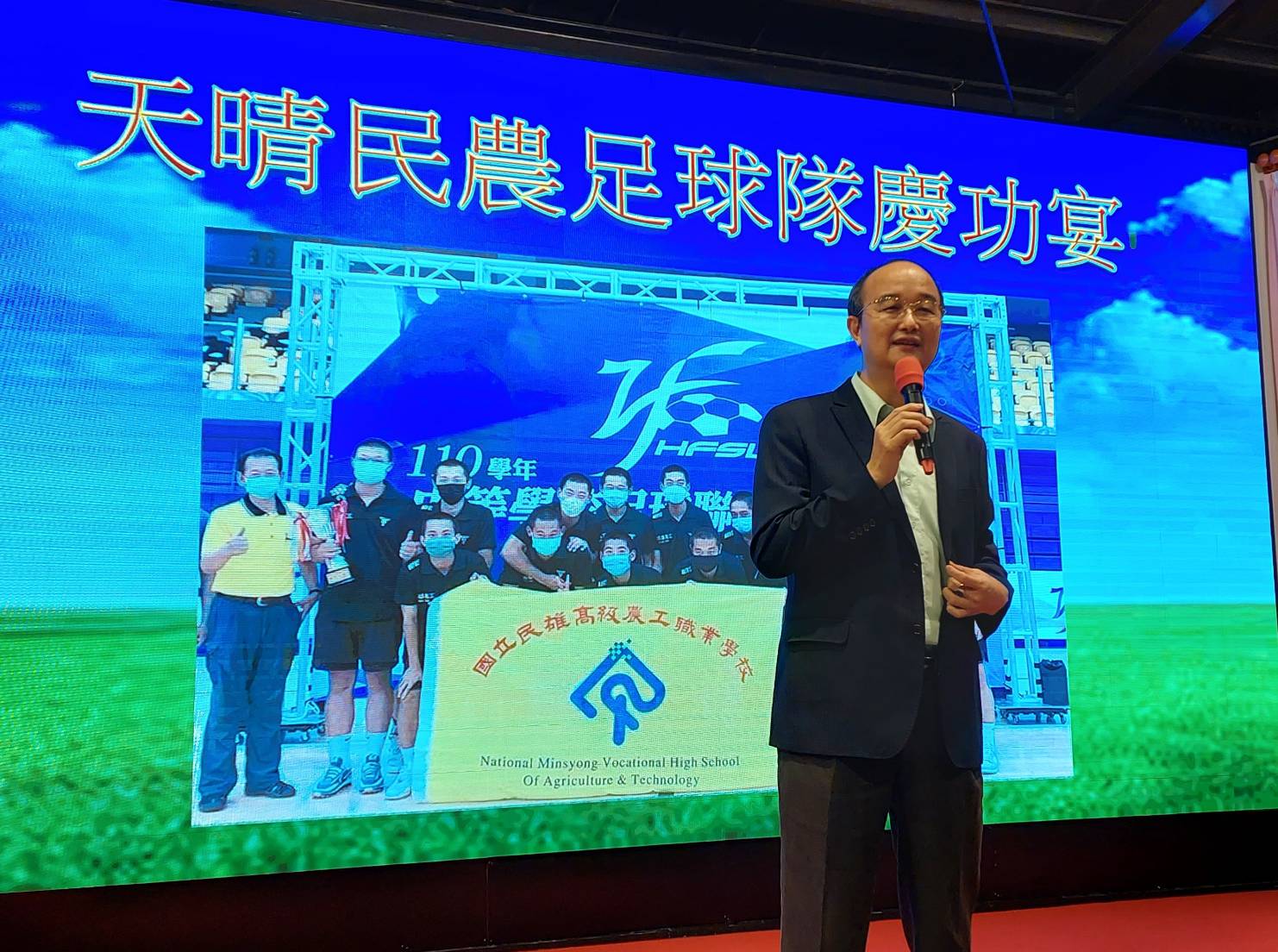 圖片說明:天晴能源認養嘉義民雄農工足球隊獲全國聯賽亞軍董事長葉志忠慶功宴上慰問校方教練及隊員們的辛勞。(記者劉治強攝)