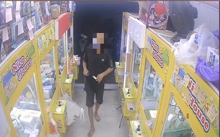 圖片說明：犯嫌打赤腳來回尋找偷竊目標。(記者宋紹誠翻攝)