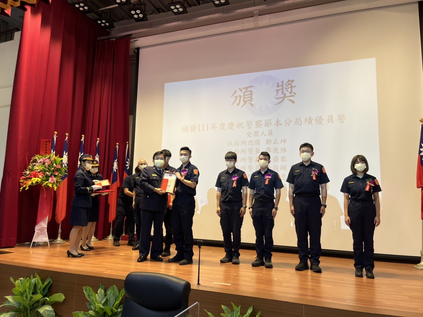 圖片說明：行政院政務顧問張旻斌感於警察的工作辛勞，特別在警察節當日至分局致贈警察節獎勵金10萬元，以鼓舞汐止警們的士氣。（記者徐煜勝翻攝）