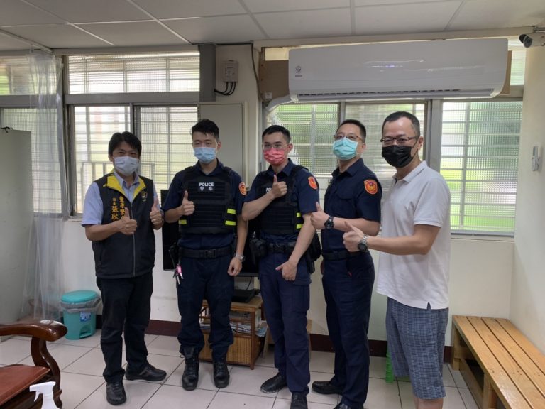 豐原派出所長許志弘(右2)、警友站長張耿熏(左1)、幹事魏仲辰(右1)與第一線執勤同仁合影照片。(記者謝榮浤翻攝)