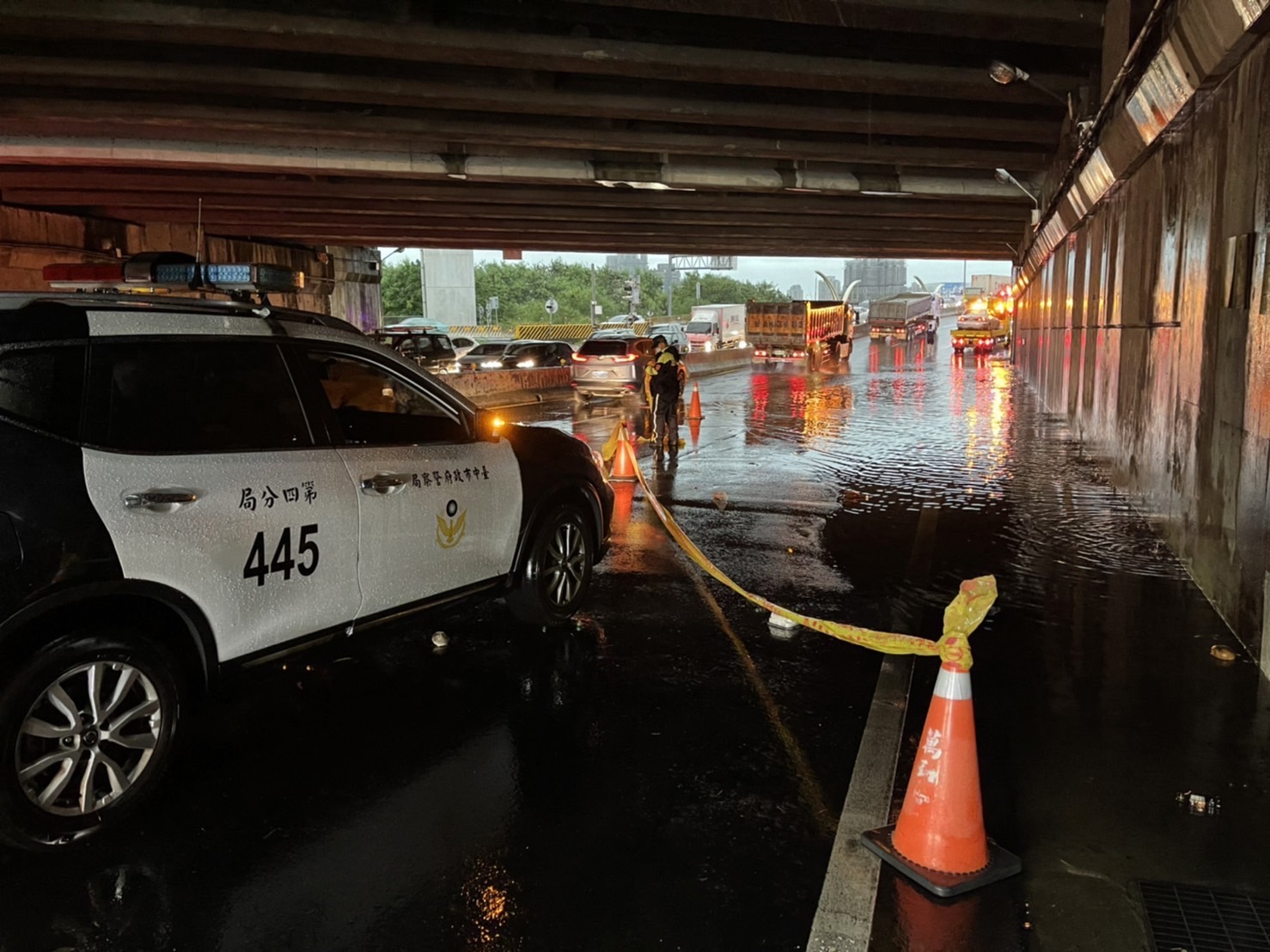 圖片說明：中市五權西路高速公路下的涵洞淹水，警方立即前往疏處。（記者江雁武翻攝）