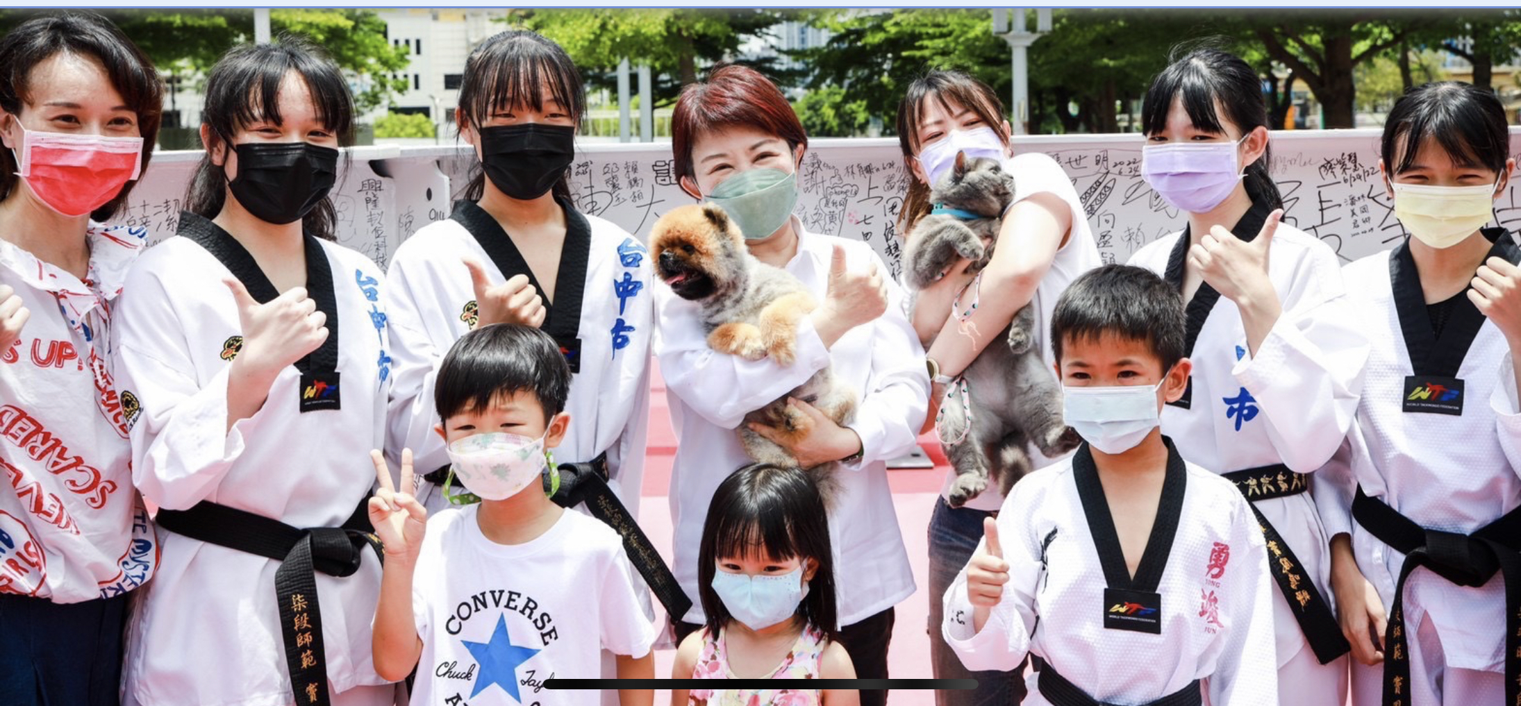 圖片說明：簽樑活動許多社團組織一早頂著艷陽到市府廣場表達支持。（記者江雁武翻攝）