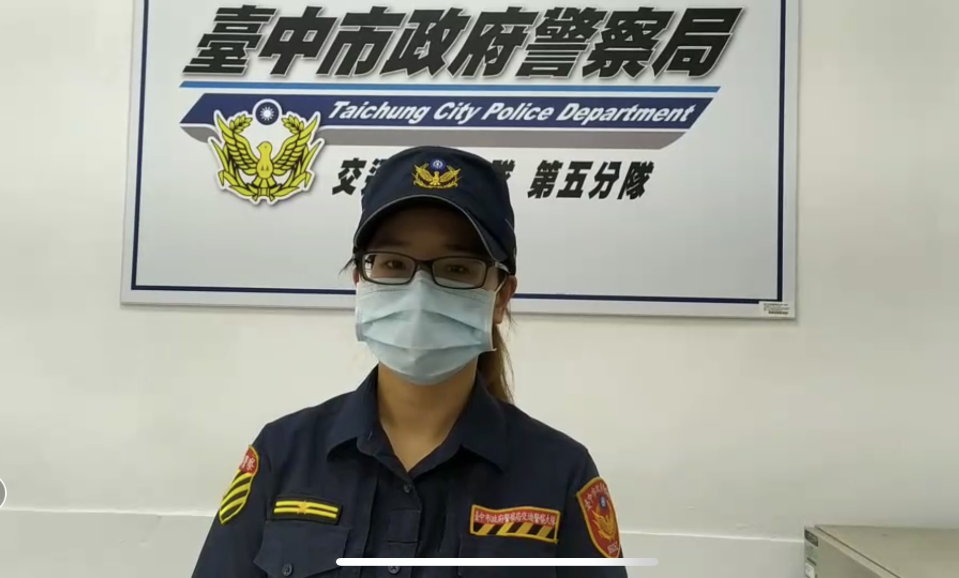 圖片說明：中警五分局交通分隊長許家瑜說明案情。 （記者江雁武翻攝）