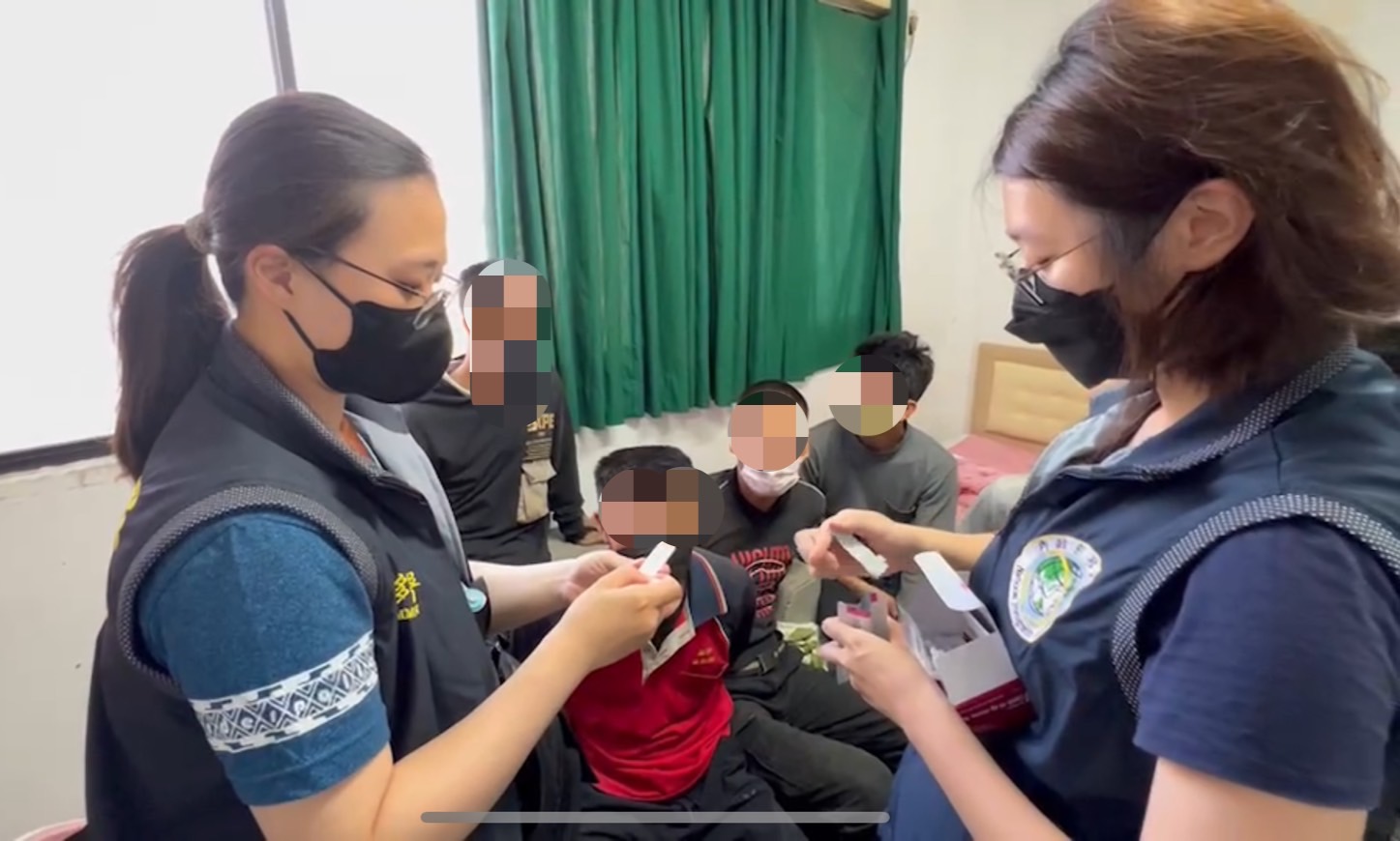 圖片說明：因正值疫情期間，專勤隊亦不敢大意旋即對現場查獲的失聯移工進行初步快篩及體溫量測。（記者宋紹誠翻攝）