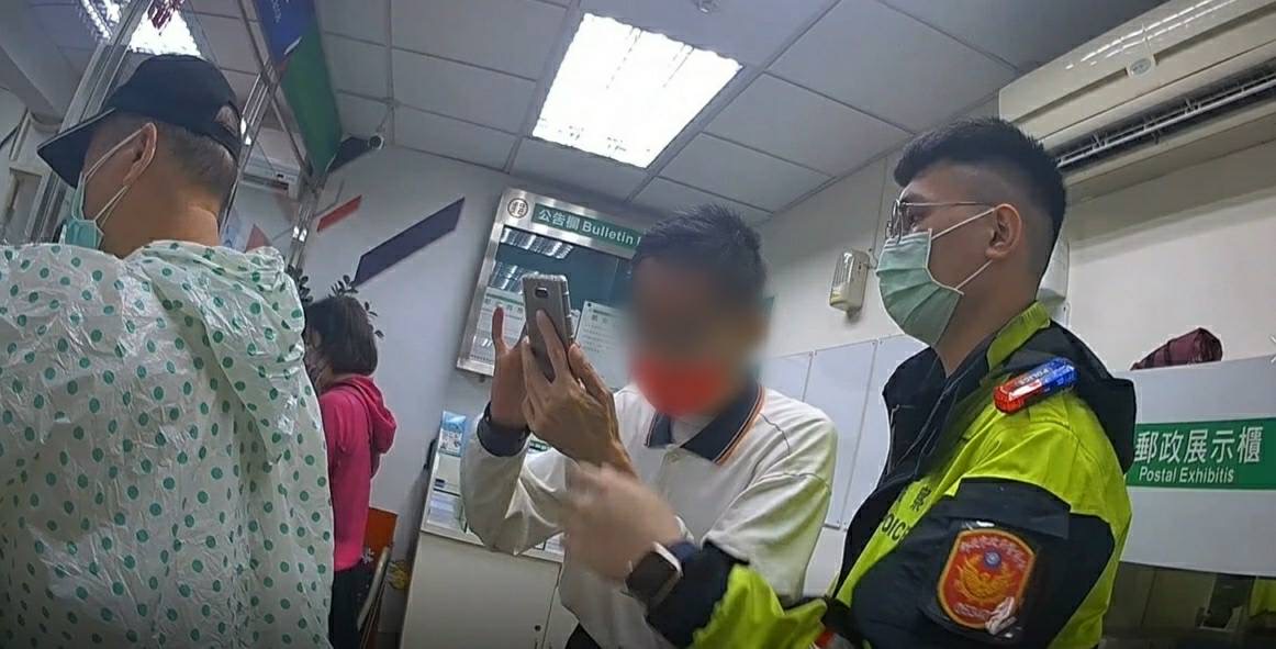 圖片說明：中和警趕往郵局立即阻翁匯款。（記者徐煜勝翻攝）