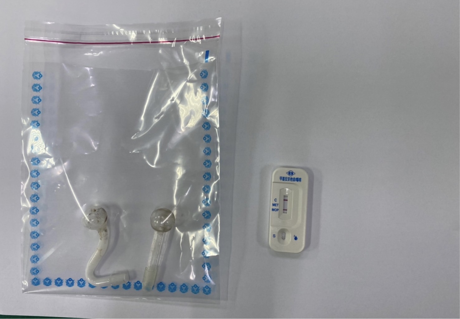 圖片說明：汐止警於王嫌包包起獲二級毒品安非他命吸食器。（記者徐煜勝翻攝）