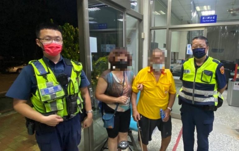 圖片說明：局黎明派出所員警獲民眾報案，速以GPS定位尋獲失蹤老翁後合影。(記者謝榮浤翻攝)