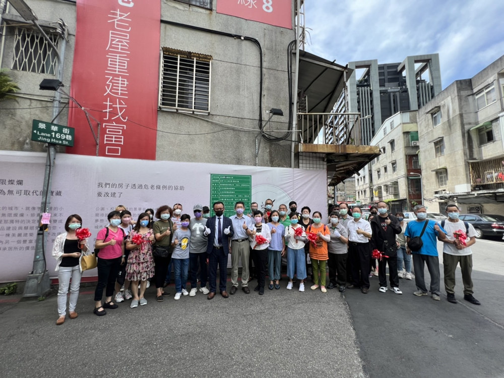 圖片說明：景美危老案拆除典禮現場，富品建設董事長曾富瑋與地主一起參與拆除典禮，全部地主都相當欣喜期待看見自家老屋新生。（富品建設提供）