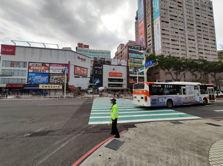 圖片說明：板橋警將在縣民大道、文化路沿線路段、板橋火車站、國道客運轉運站周邊執行加強交通疏導。 (記者林艷林翻攝)