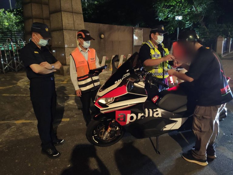 圖片說明：規劃執行「環監警聯合稽查」專案勤務特別針對車輛燈光、車身及排氣管等違法改裝行為及交通違規加強取締。(記者林鈞澤翻攝)