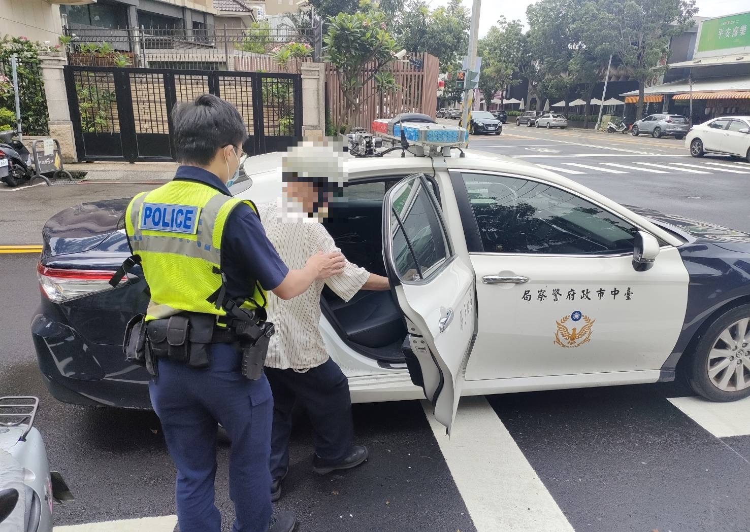 圖片說明：暖心的員警擔憂賴姓老翁身體不適，因此先與家屬取得聯繫後，主動協助載送95歲的老翁返家與家人團聚。（記者江雁武翻攝）
