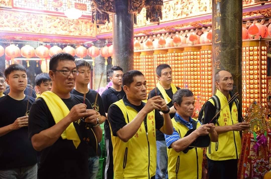 圖片說明：被暱稱為｢源仔大ㄟ｣的黃清源（前排左二）因積極參與地方事務，投身公益服務信眾，經常自掏腰包照顧、造福在地弱勢家庭，在萬華區仍擁有極高的江湖地位，崇高的人望與評價。（圖片來源／翻攝自臉書）