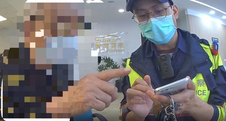 圖片說明:忠孝所警員林暐傑、石晉誠成功阻詐護民眾財產。(記者趙靜姸翻攝)