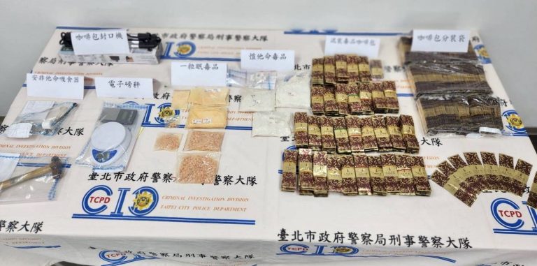 圖片說明：巿刑大於桃園區查獲毒品分裝工廠，並起獲毒品咖啡包308包及愷他命430公克、一粒眠377公克等毒品證物。（記者徐煜勝翻攝）