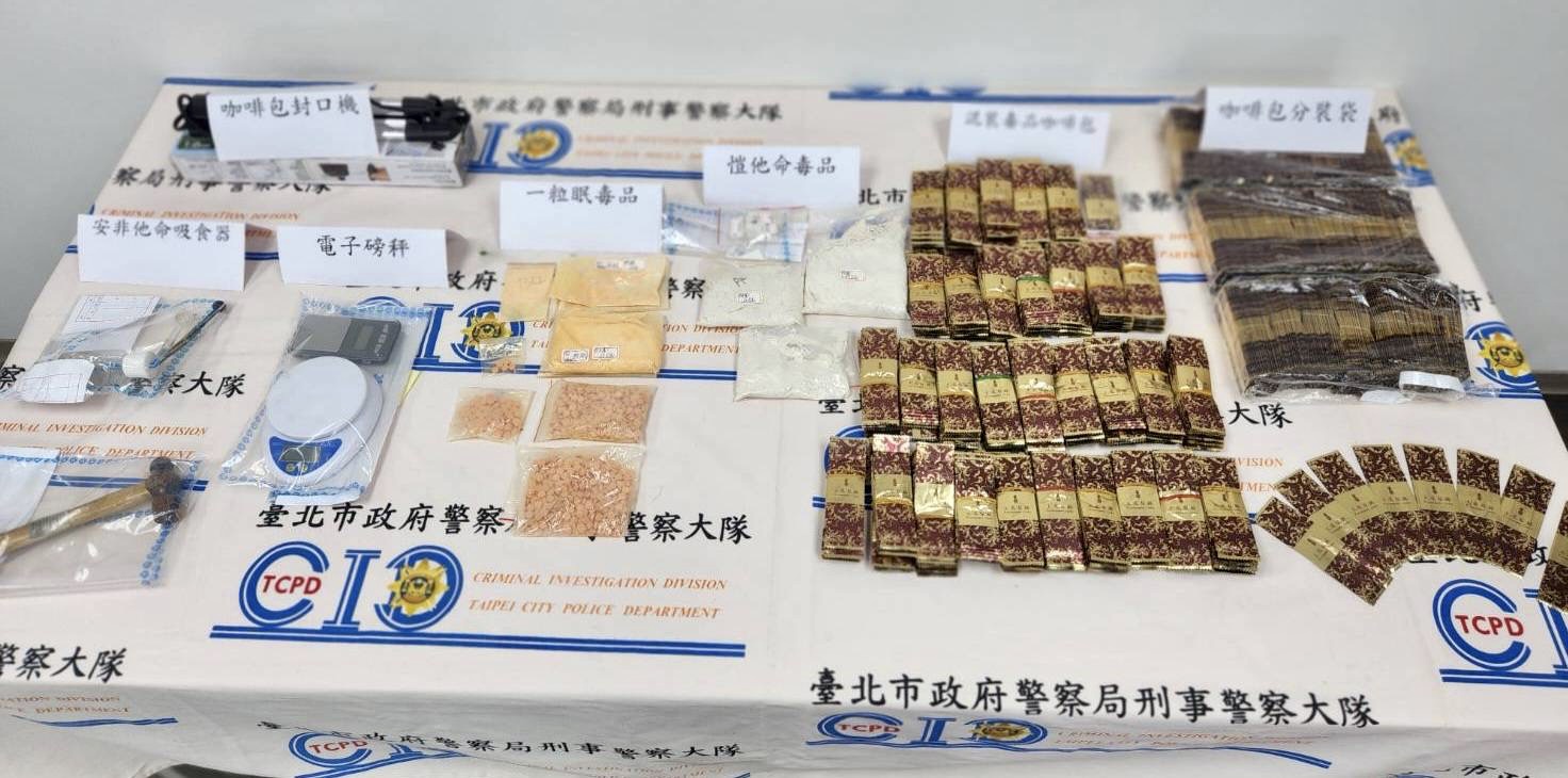 圖片說明：巿刑大於桃園區查獲毒品分裝工廠，並起獲毒品咖啡包308包及愷他命430公克、一粒眠377公克等毒品證物。（記者徐煜勝翻攝）