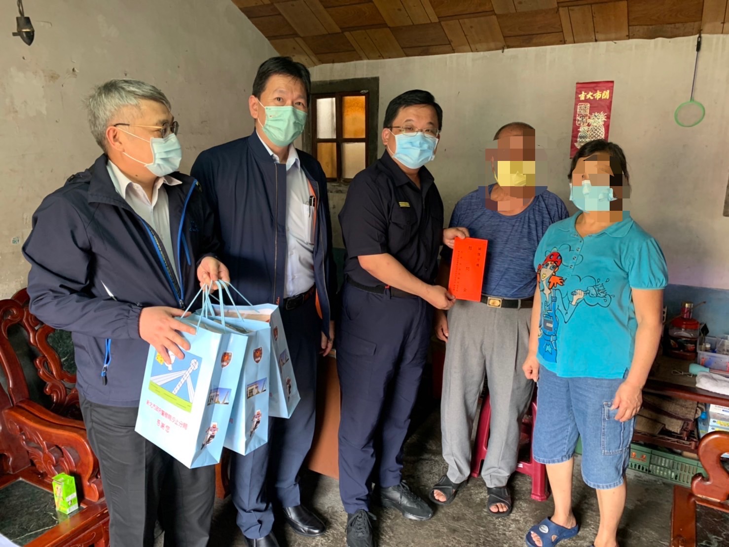 圖片說明：汐止警分局長林詮峰率隊關懷因公殉職的員警家屬，並送上慰問金以表關懷。（記者徐煜勝翻攝）