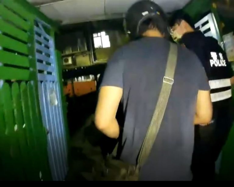 圖片說明：汐止警識破男子爲毒品通緝犯，立即將他逮捕。（記者徐煜勝翻攝）