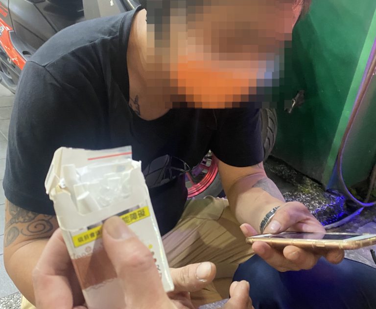 圖片說明：汐止警巡邏時攔查王男交通違規，意外於王男菸盒中查獲毒品安非他命。（記者徐煜勝翻攝）