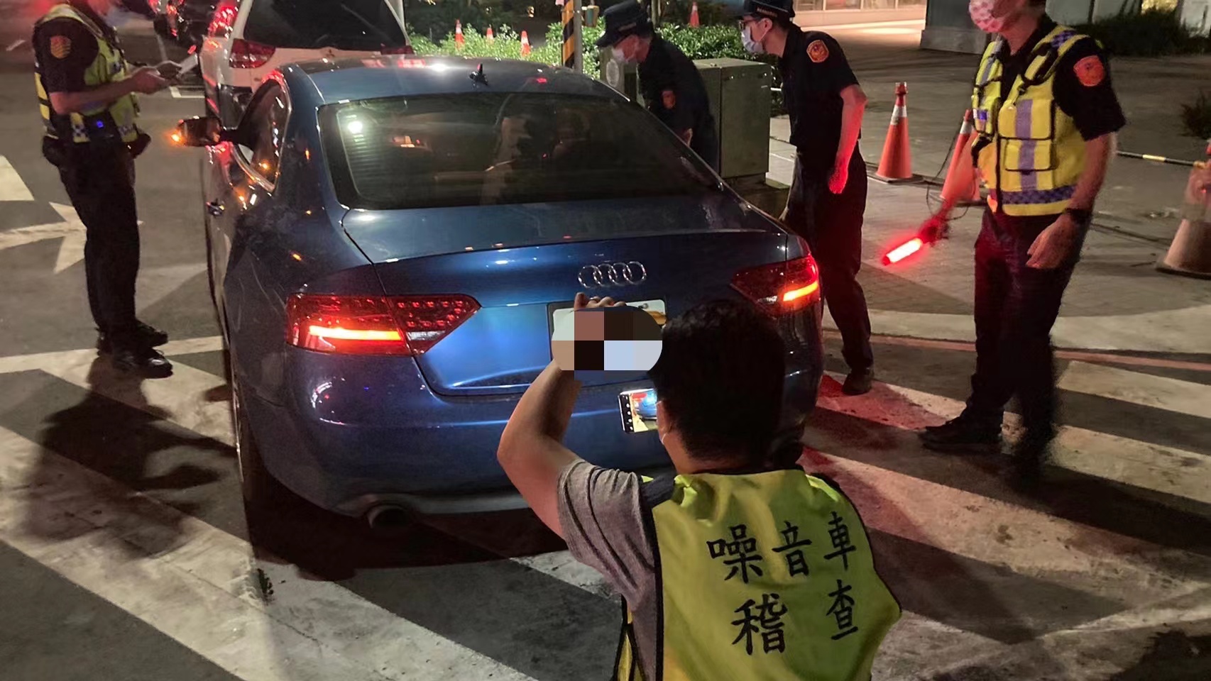 圖片說明：林口分局深夜聯合稽查取締本次共計攔查汽（機）車145輛，經環保局認定改裝未經檢驗核可之排氣管車輛計有汽車6件、機車11件，取締無照駕駛2件、相關違規10件，積極展現執法決心。（記者張依維翻攝）