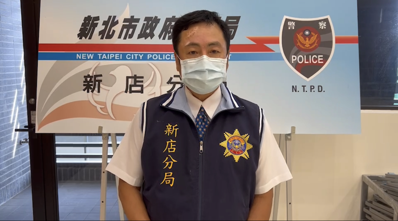 圖片說明:新店警偵查隊長蔡調坤說明案情。(記者戴昱弘翻攝)