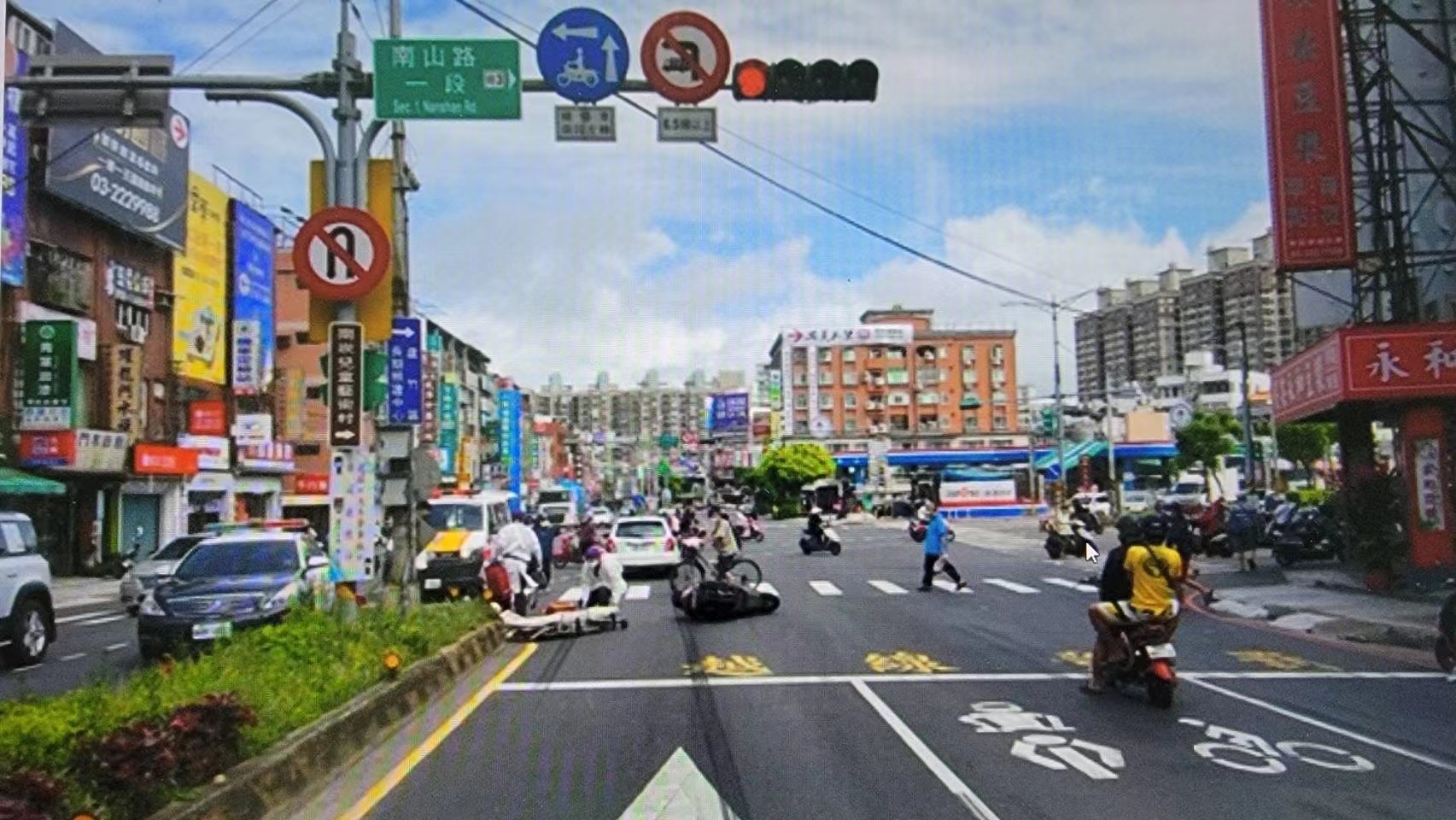 圖片說明: 婦人騎重型機車違規變換車道釀禍。(記者張依維翻攝)