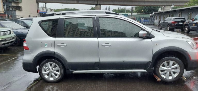 圖片說明:通緝犯黃男之車輛遭開槍後,棄車逃逸。(記者徐煜勝翻攝)