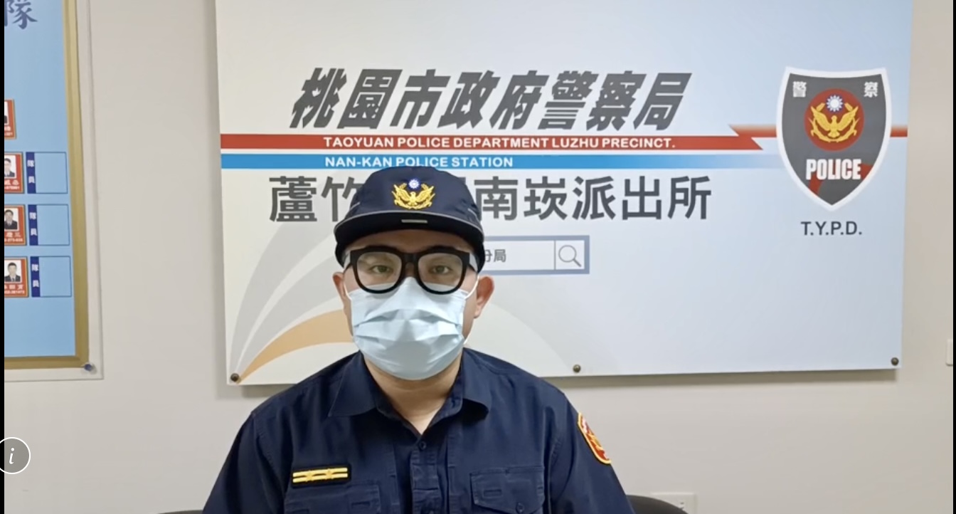 圖片說明:南崁派出所所長李嘉銘說明案情畫面。(記者宋紹誠翻攝)